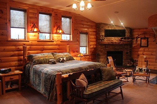 The Cheyenne Suite — king log bed, fireplace, Jacuzzi